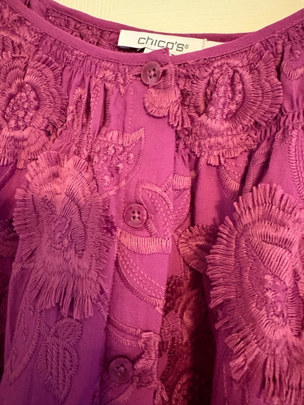 💖Nwot Chico’s Magenta Embroidered Peasant Puff Sleeve Top – Boho Statement Top 💖 - Picture 13 of 14